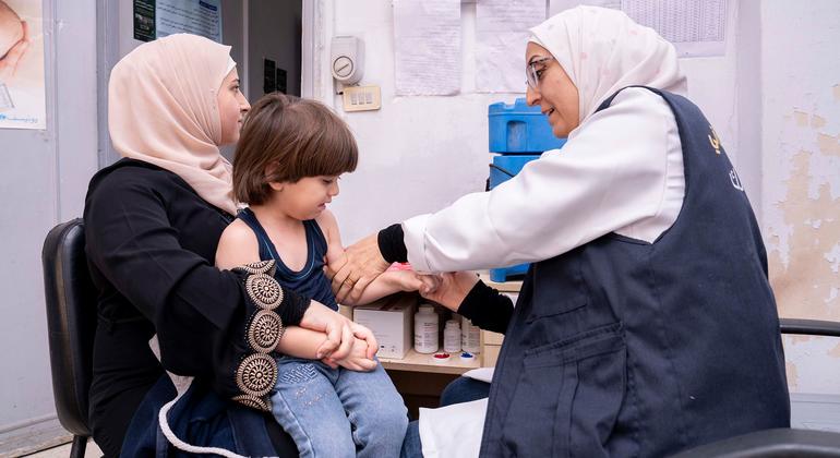 طفل سوري يتلقى تطعيما في مركز صحي ضمن حملة وطنية للتحصين في ريف دمشق في أواخر 2025.